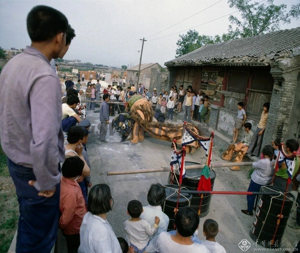 北京通惠河旁庆丰闸村的狮子会（1981年